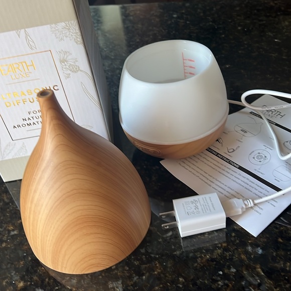 BRAND NEW ULTRASONIC DIFFUSER WIRH 2 FRAGRANCE OIL BOTTLES - Picture 2 of 4